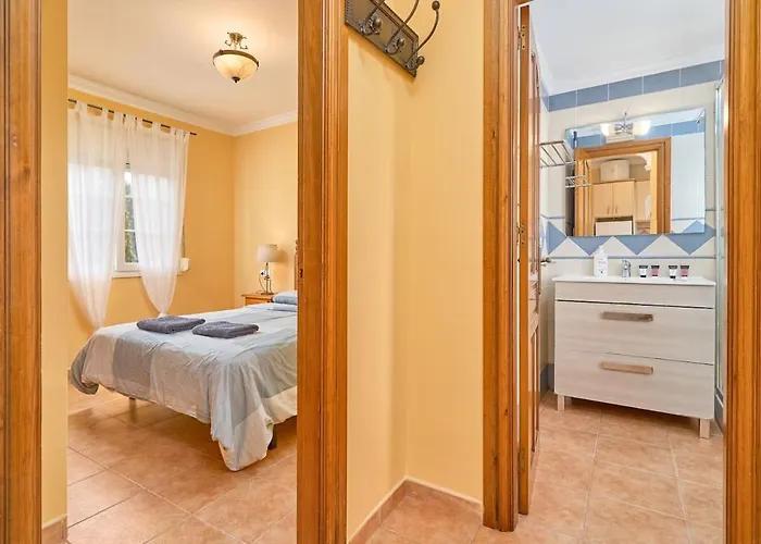 Апартаменты Burriana Hideaway *