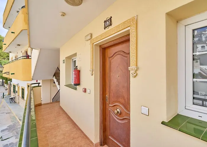 Апартаменты Burriana Hideaway